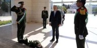 الحمد الله يضع اكليلا من الزهور على ضريح الرئيس الراحل الشهيد ياسر عرفات