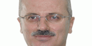 الحمد الله يعود المواطنة عودة ويهنئها بنجاح عملية زراعة الرئة لها