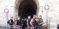 الاحتلال يبعد شابين عن المسجد الأقصى 15 يوماً