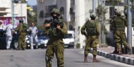 الاحتلال يقتحم منازل أسرى وشهداء في القدس وينهب 100 ألف شيقل