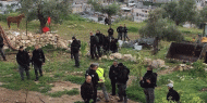 الاحتلال يشق طريقا في حزما شمال شرق القدس