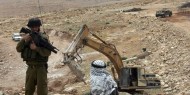 الاحتلال يمنع مواطنا من استصلاح أرضه في بيت جالا ويستولي على جرافة
