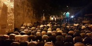 مواطنون يؤدون صلاة المغرب على مدخل بيت لحم الشمالي نصرة للأقصى