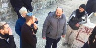 آلاف المستوطنين يدنسون باحة البراق ويعربدون في القدس